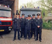 840254 Groepsportret van vijf personeelsleden van de Brandweer Nieuwegein, bij de brandweerkazerne Nieuwegein-Noord ...